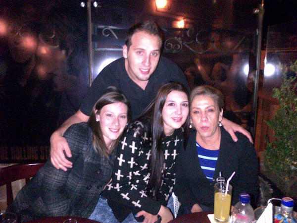 AlexPalacioC's tweet photo. El pre cumpleaños de mi mama con @LilVanepc @elizapalacioc @ImAnnieGonzaG y andres moncada http://t.co/jXK1tzXj
