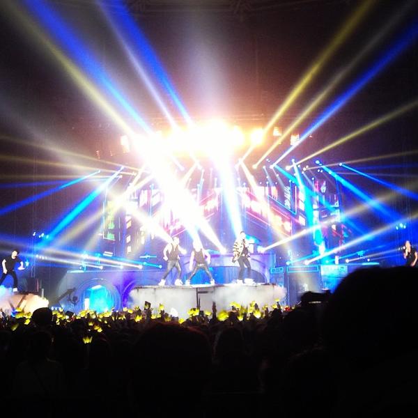 [27/1/13][Fantaken] Concert cuối cùng trong ALIVE Tour 2012 ở Seoul BBm-QJ1CQAApoAa