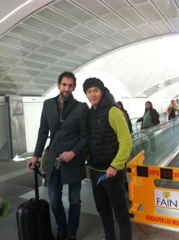 837740464's tweet photo. Os dejo un foto con el portero del real madrid Diago lopez en la estación Atocha^o^ http://t.co/ppnWuy1h