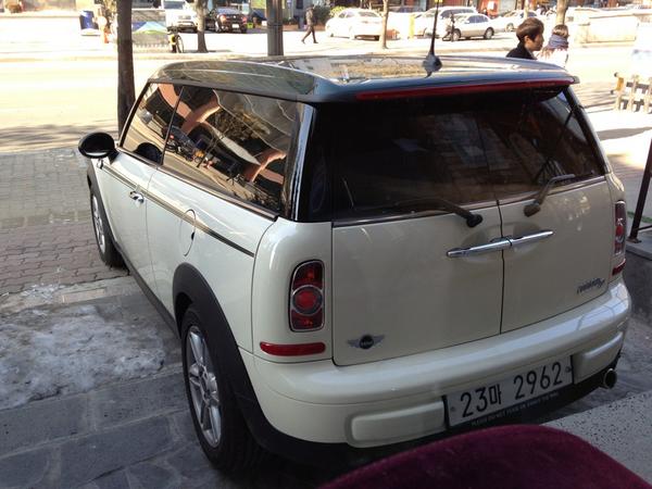jooncheol's tweet photo. @kobelev will you buy mini? It's very funny car :-) http://t.co/0OkyapRG