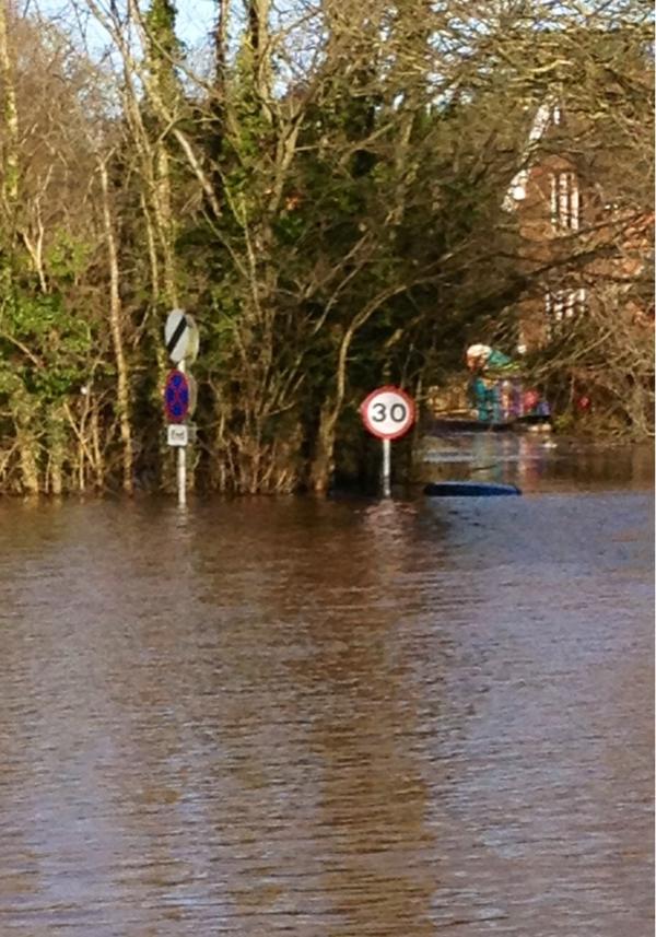 StaffsRoadHarm's tweet photo. "Road ahead closed" sign is there for your safety! Adhere to them, and yes to the right of the 30 sign is a car roof! http://t.co/gwCXYxPi