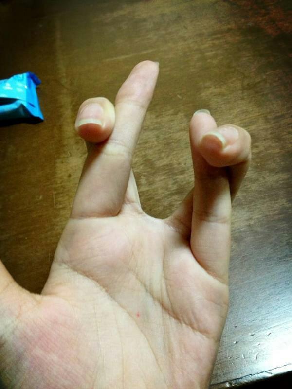 MejoresTwits's tweet photo. Sólo una de cada 100 personas puede hacer esto. RT si lo consigues. http://t.co/JMOLG5Jd