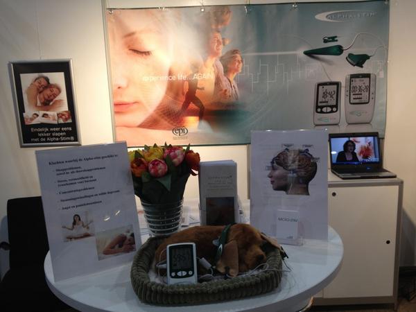 AlphastimNL's tweet photo. Ook de derde dag #gezondheidsbeurs weer erg veel belangstelling voor de Alpha-stim, veel mensen die slecht #slapen! http://t.co/k2dR9yQv