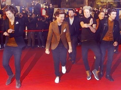 cafeinadictiva's tweet photo. JAJAJAJAJAJAJAJAJA Los chicos bailando el Gangnam Style en la alfombra de los #OneDirectionNMA RT Si los ves hermosos. http://t.co/9rqP1Bqd