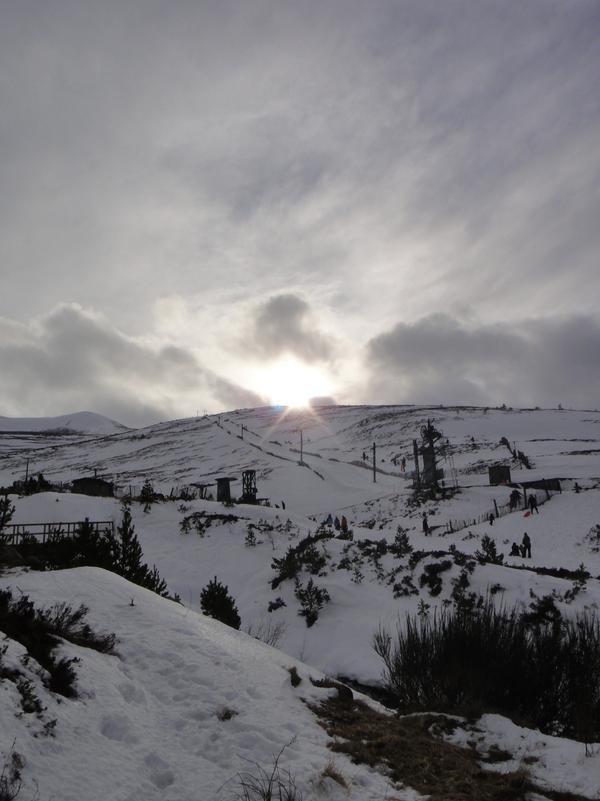 snowmarketinv's tweet photo. Stunning day up at @CairngormMtn :) http://t.co/fzqoTasW