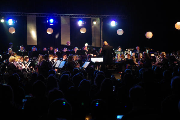 Zeer goed gevulde grote zaal in <a href="/mfcdekreek/">MFC de Kreek </a> geniet zondagmiddag van wervelend concert <a href="/KHSC/">Karen Henderson</a> #Kerkdriel. Zie #Carillon.