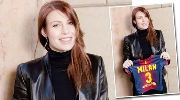 LipChampions's tweet photo. Barbara Serahkan Kaus "Milan" untuk Pique-Shakira http://t.co/nWX2Yf77 http://t.co/aQxl9DS4