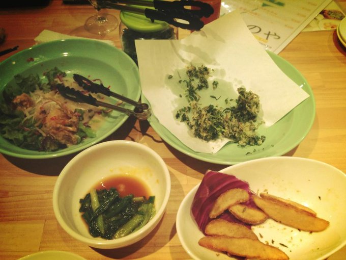 遅くなりましたが、皆様今年1年もよろしくお願いします( ்▿்)写メわ仕事後にマネージャーと食べに来ているご飯なのだ♬食べかけの写メでごめんなさい૮(ꈔꈊꈔ)ა笑 http://t.co/otgOMe