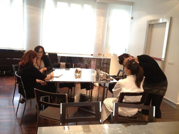 Panna975's tweet photo. Massaie al trucco e all'intervista.... #chegnocche @Massaiemoderne @abalush @CleliaCarrara http://t.co/TpFnmaPC