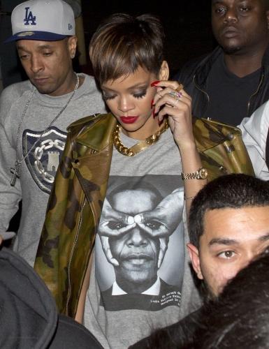 Fotos de Rihanna (apariciones, conciertos, portadas...) [10] - Página 48 BBsoHG9CAAE1Ost
