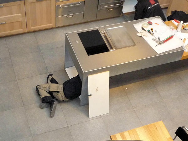 Installatie @BORAGmbH inductiekookplaat &amp; teppanyaki grill met randafzuiging, binnenkort werkend te zien in onze showr.