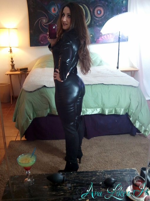 Happy #MirrorMonday meet my inflatable butt plug + catsuit RT if you want me to post more with less http://t