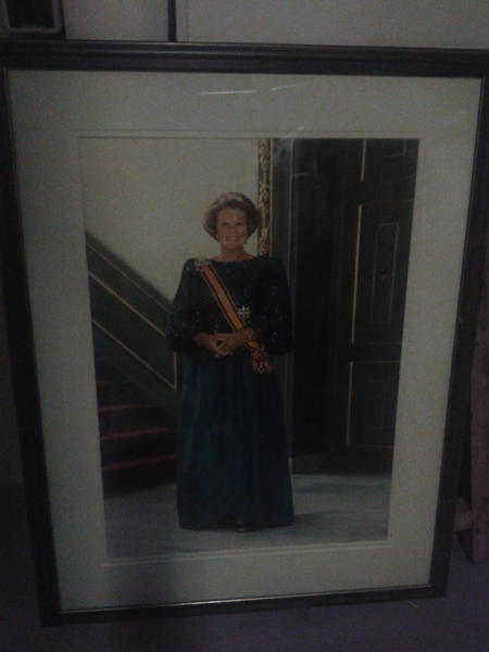 merlethotelrest's tweet image. Ben blij dat ik de koningin nog niet had opgehangen. binnenkort op marktplaats.