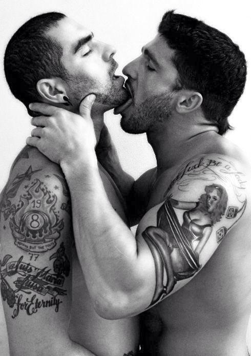 iRhino07's tweet photo. #menmakingout http://t.co/sFaqRYRk