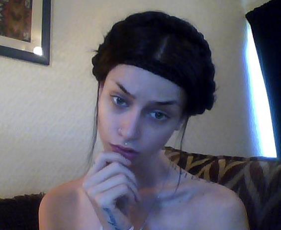 OfficialFelice's tweet photo. Tired and lacking make-up but did my hair victorian purdy. :3 http://t.co/rhC3NffE