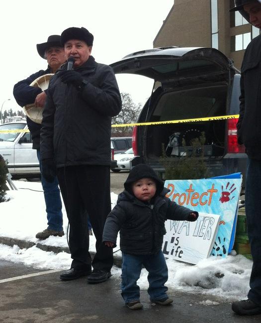 ‏RT <a href="/takuarm/">barb dawson</a> Chief Stewart Phillip w/ young supporter speaking for #water. #Kelowna #Enbridge #Idolnomore