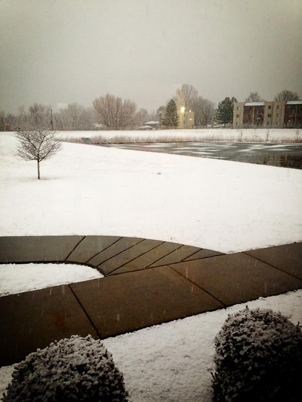 kaylastatton's tweet photo. Snow!! ❄⛄❄ It was above 50 earlier today?? welcome to Colorado they say http://t.co/ZhIigAy3