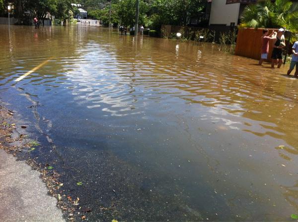 bella_robinson's tweet photo. Torwood Street Auchenflower one of the suburban streets to fill with water. #Brisbane #bigwet #QLDFloods #qldflooding http://t.co/NVNA5Iwp