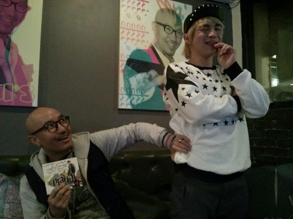 Tonyhong1004's tweet photo. ㅎ신인가수플레이제이Playj입니다 앨범너무준비많이해서 드뎌 나왓네여. 용감한형제노래받아서 대박. 나쁜손해달라고졸라서 히히 http://t.co/HLDYfjkt