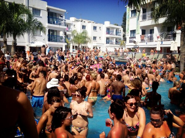 tami_jo04's tweet image. "@FantasyBoat13: EVERY THURSDAY TSOKKOS POOL PARTIES... Say no more #standardbehaviour #ayianapa summer is coming ... http://t.co/OeNc82xW"