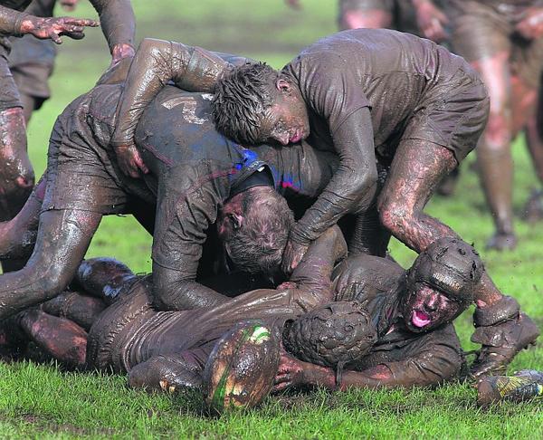 ciarantierney's tweet photo. Winter rugby ... a candidate for Sports Photo of the Year? Photo: Joe O'Shaughnessy, Connacht Tribune #Galway http://t.co/ph58qEkX