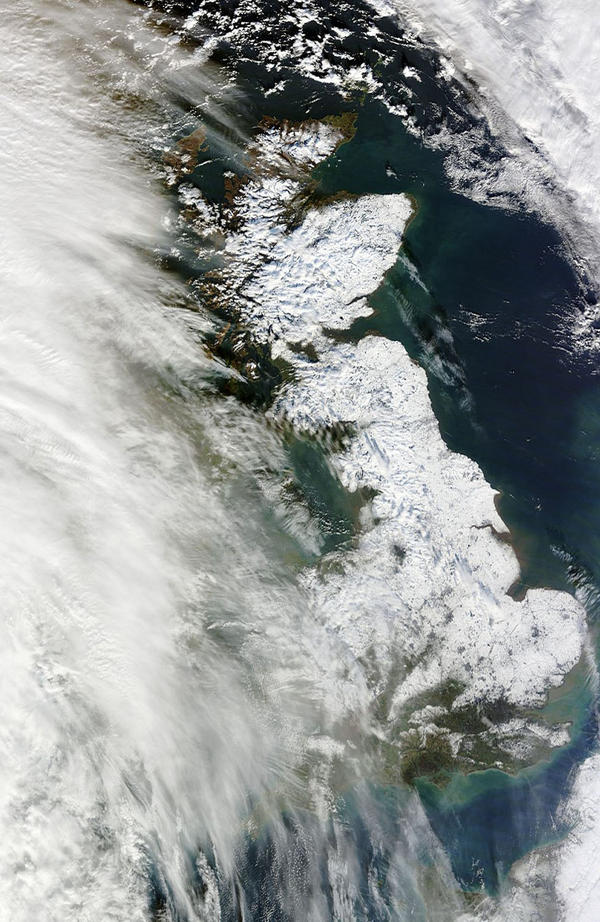 BBCNews's tweet photo. Big picture - Britain in the #snow, captured by #Nasa on 26 January http://t.co/QxoiQwDJ &amp; http://t.co/E9Jn8bjz