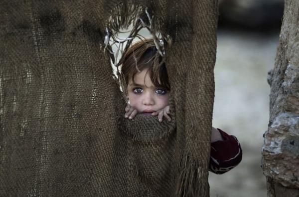 Фото дня: маленькая девочка в одном из районов Пакистана, где идут бои между боевиками и армией страны. Такие глаза.