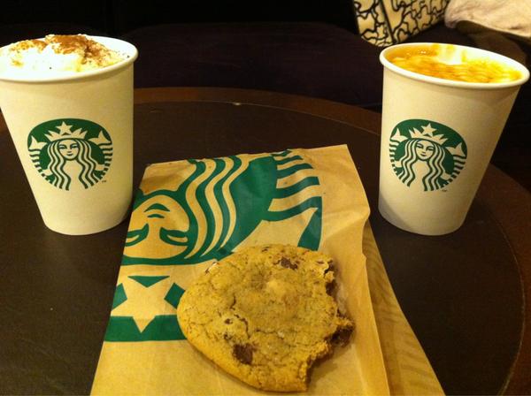 Cris_Blay's tweet photo. Lo mejor del día. #Starbucks @Pakonan87 http://t.co/RSIYWI1Z