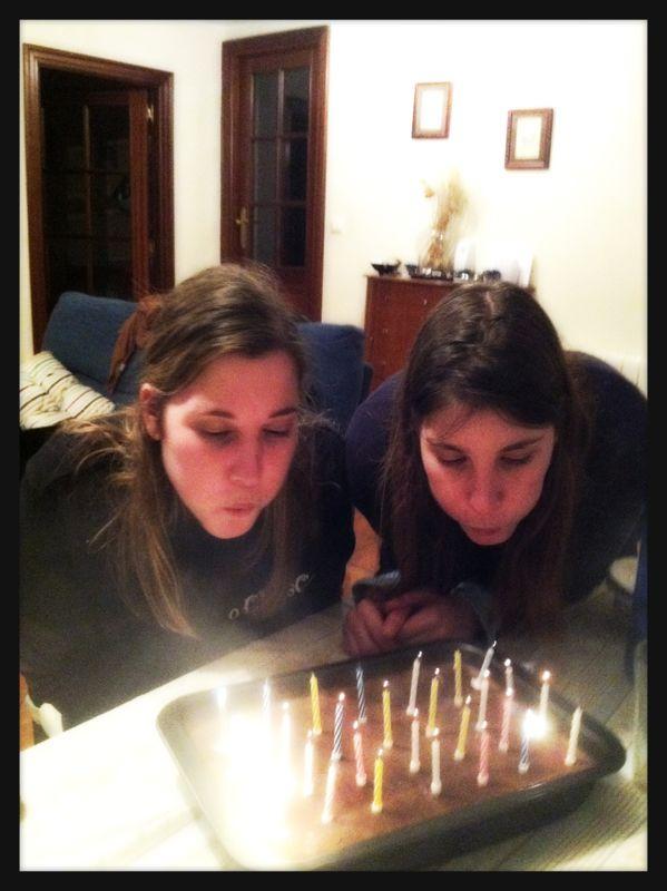 Siempre hay algo que celebrar...felicidades gemelas...ya van muchos años a vuestro lado :)