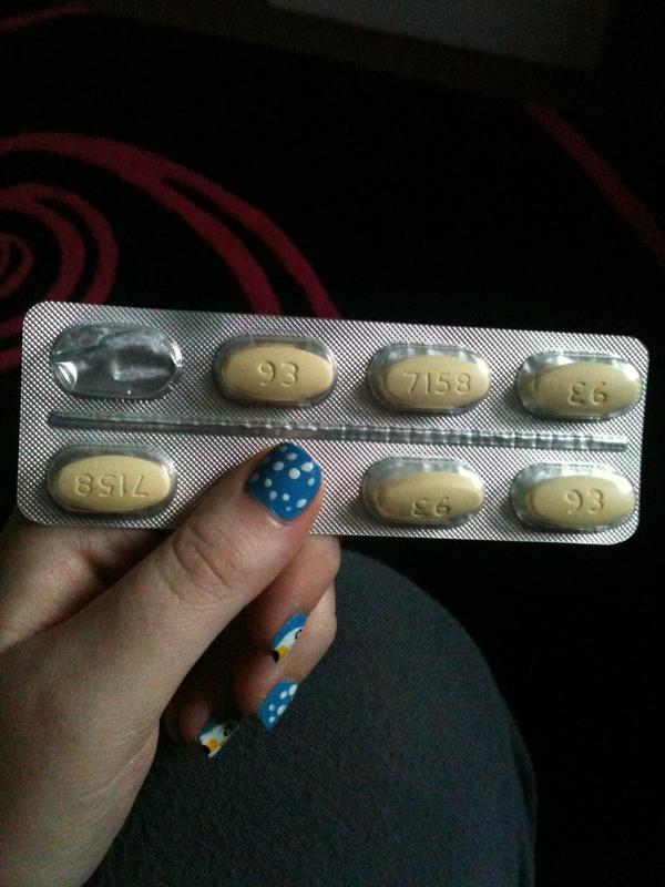 Ffion_Rowlands's tweet image. #tablettime I dread this moment! It's terrifying....My throat is swollen and I get these fuckers from the doctors! 😒