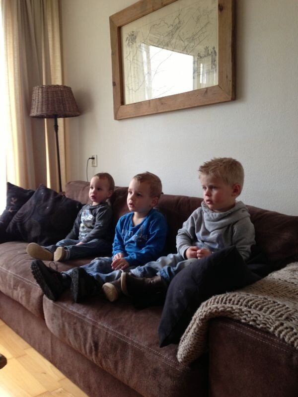 Kinderen heerlijk voor buis, moeders wilde plannen maken!! #weekendjeweg @gredejong