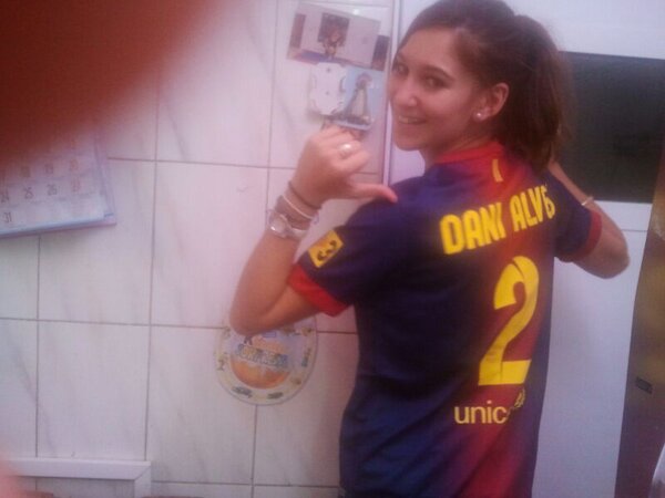 Annapachecoooo's tweet photo. @DaniAlvesD2  porfin tengo tu camiseta!!eres un gran jugador sigue asi y no cambies!!dame un rt xfiii http://t.co/VJT8J7cO