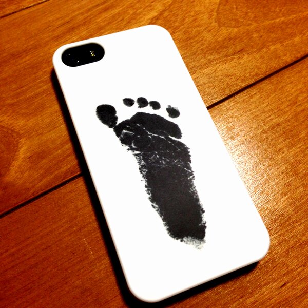Taron I على تويتر Iphoneケース 届いた 昨年末に生まれた子供の足型 実物大 そのまま 産院でもらった足型を写真撮ってモノクロ加工してカバコレで1週間 我ながら思った通りのシュールな出来に大満足 Http T Co Zyss9qm7