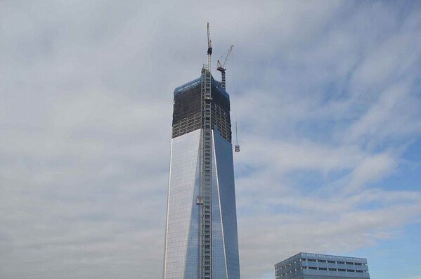Archipaedia's tweet photo. Steel Spire tops out One World Trade Center
http://t.co/tOIakHKv http://t.co/jOJfH9EO