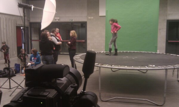 Stadsfotograaf's tweet photo. Ready voor een "springlevend" campagnebeeld #genk #jeugd # greenkey http://t.co/Y1VPV08U