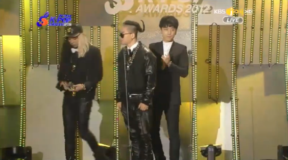 hadakatt's tweet image. เอาดิ!!! ทรงผมใครจะเจ๋งกว่ากัน 5555 #เบ แกแบบว่า จะเยอะกว่าอิจีเข้าไปทุกวันละนะ เอ่ออออ