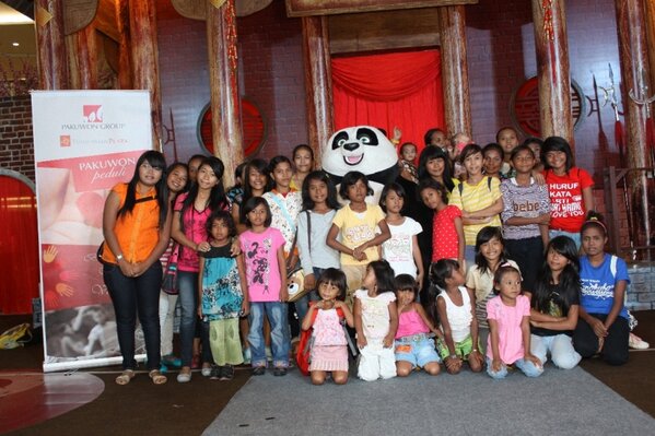 TUNJUNGANPLAZA's tweet photo. Pakuwon Berbagi Kasih Imlek & Valentine. #EventSpesial #KungfuPandaLiveshow @TUNJUNGANPLAZA http://t.co/28rkrLg3