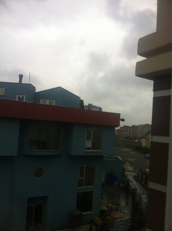 evrew's tweet photo. Yine iç karartıcı bır hava :( skldım artık http://t.co/82eEEvP3