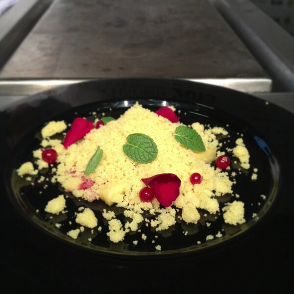 Cosmopolitan_IT's tweet photo. Il dolce vegan di Salvini è dedicato a Tiziano Terzani. Pan di Spagna, crema di cocco e puré di lamponi #IG2013 http://t.co/SPUrTV4C