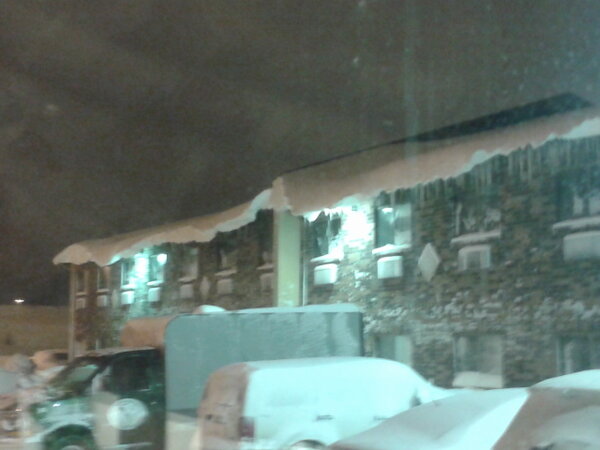 StephanieAbrams's tweet photo. How is the snow balanced like that? #SnowAwning MT @Heather_g_ #FargoND #NDblizzard. snowbuildup at hotel I work at http://t.co/LM6MrpoQ