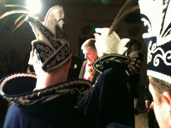 Waas weer hielemaol top in Hôlt-Bliërick. Prins Patrick I, Nar Jeroen I en d'n börgemeister op de buun. #stadstoer