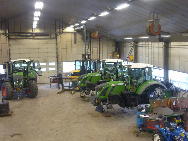 ronnielassche's tweet photo. 3 nwe @Fendt_nl tractoren (7serie) bijna klaar voor aflevering, bij @mechanisatie Marienberg. Sector investeerd door. http://t.co/GVKV1hSe