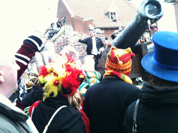 Moeïe optoch in Ârce...Inmiddels alweer onderwaeg nao <a href="/cv_de_belhamels/">C.v. De Belhamels</a>. Ald Nar Ralph wuurt geduip. #stadsdeiletoer