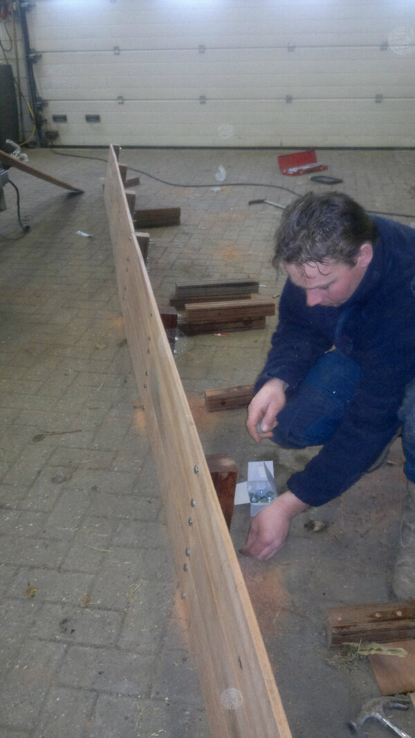 Realisatie van plantenbakken met hederaschermen voor project in Eindhoven, ondanks sneeuw en vorst toch productief!