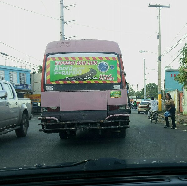 Insidesssrd's tweet photo. #SSSeguridadvial No es solo para conductores,también los peatones son responsables. Aborden vehículos correctamente. http://t.co/eWw4cLiJ