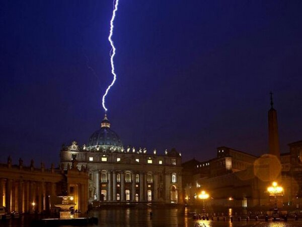 ElMaskarita_'s tweet photo. Rayo pega n la basílica d San Pedro tras la renuncia del Papa #BenedictoXVI http://t.co/luuhAHTy http://t.co/YlFPwzP6 via @Excelsior_Mex