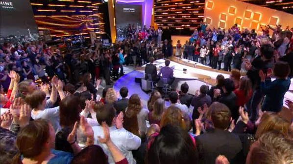 IndoBoune's tweet photo. RT ‏@GrdJournal : "Plateau plein à craquer et Standing Ovation pour Indochine ! #LGJ @indochinetwitt http://t.co/6C5dumHj " @nicolasirkis