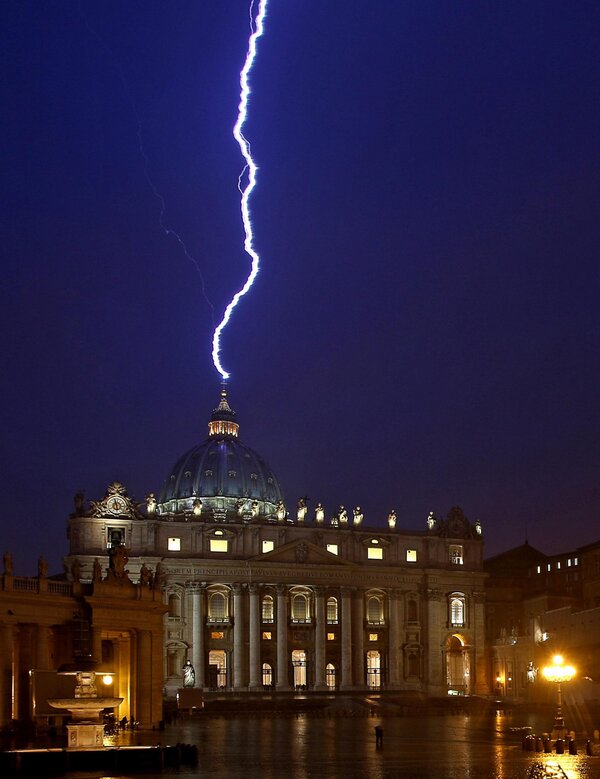 DJack_Journo's tweet photo. Lightning strikes the dome of St Peter's Basilica shortly after #Pope Benedict XVI announced his resignation http://t.co/x1kJvbtS