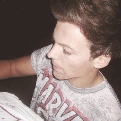 OneDirectionGBR's tweet photo. Aww Lou http://t.co/jCEEMOTo