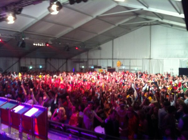 Vangrail's tweet photo. Magisch feest @DeKrutjesrapers te #SonenBreugel wat een mega feest #Uitverkocht en we genieten enorm hier! PL RT http://t.co/HNAJ6Mi0